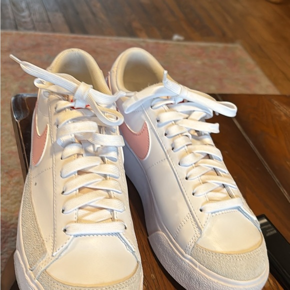 W 7.5 Blazer Low Platform Nike Pink - Picture 3 of 5